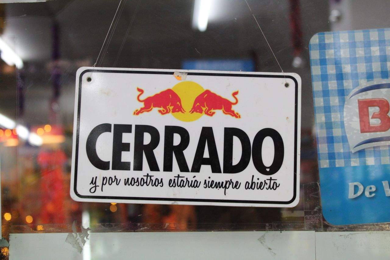 A sign with "Cerrado" in a store window