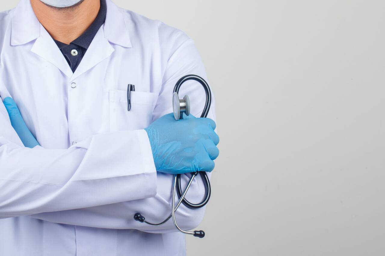spanish professions practice Doctor holding a stethoscope while crossing arms